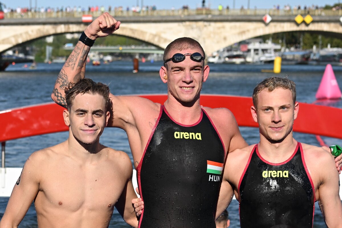 Az aranyérmes Rasovszky Kristóf (k), a bronzérmes Betlehem Dávid (b) és az ezüstérmes német Oliver Klemet (j) a férfi 10 kilométeres nyíltvízi úszás versenye után a célban a 2024-es párizsi nyári olimpián a Szajna III. Sándor hídjánál 2024. augusztus 9-én.