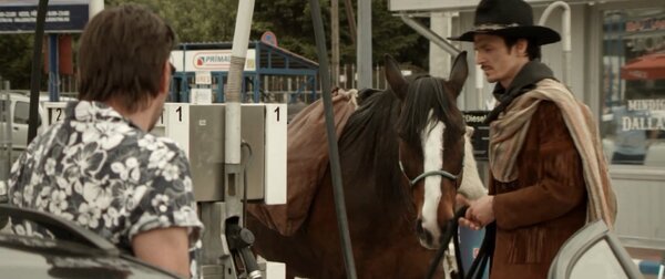 Egy eltévedt cowboy elviszi "megtankolni a lovát". Melyik magyar együttés klipjéről van szó?