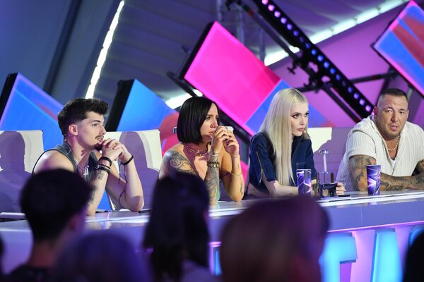 És végül: melyik magyar zenésztől vagy együttestől vinnél dalt a döntőbe?