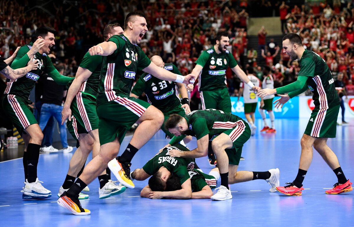A magyar csapat ünnepel, miután megnyerte a férfi kézilabda olimpiai selejtezőtorna Magyarország - Portugália mérkőzését a Tatabányai Multifunkciós Csarnokban 2024. március 17-én.Olimpiai kvótát szerzett a magyar válogatott, mivel 30-27-re legyőzte Portugáliát.
