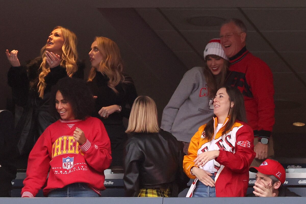 FOXBOROUGH, MASSACHUSETTS - DECEMBER 17.: Brittany Mahomes nézi, miközben Taylor Swift megöleli Scott Kingsley Swiftet és Alana Haim szurkol, miközben a Kansas City Chiefs és a New England Patriots játszik a Gillette Stadionban 2023. december 17-én a massachusettsi Foxborough-ban. (Fotó: Maddie Meyer/Getty Images)