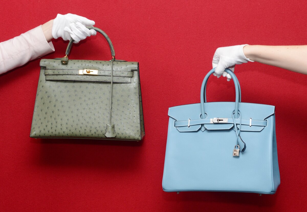 Egy Hermes Birkin és egy Hermes Kelly a Hermes kézitáskák aukcióját megelőző fotózáson a Bonhams aukciósházban, Knightsbridge-ben.