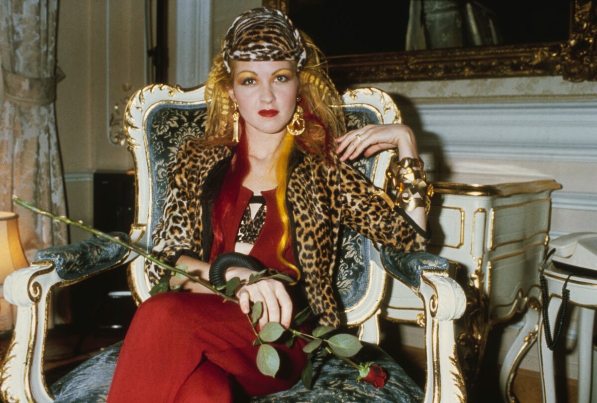 Cyndi Lauper az 1983-as, She's So Unusual című debütlemezért kapott aranylemez átadásán 1986-ban Ausztriában.