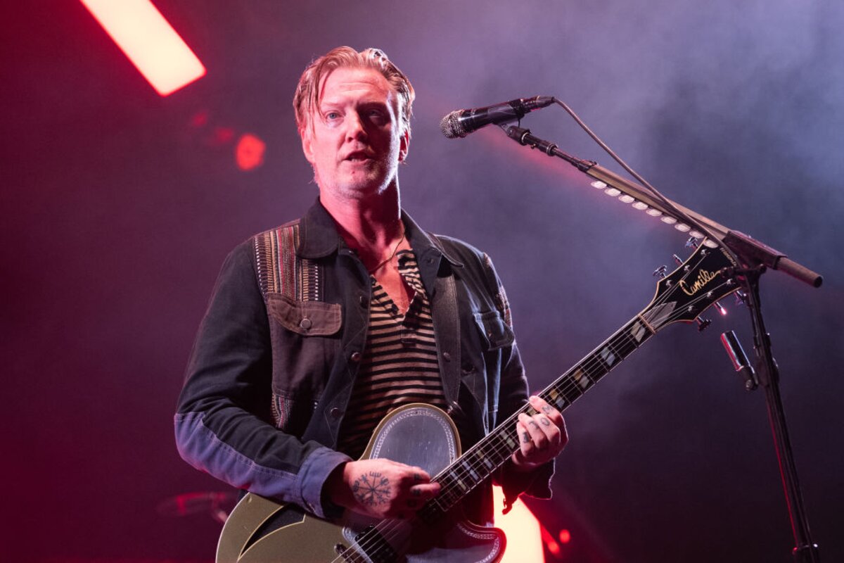 a párizsi katakombákban ad koncertet a Queens of The Stone Age