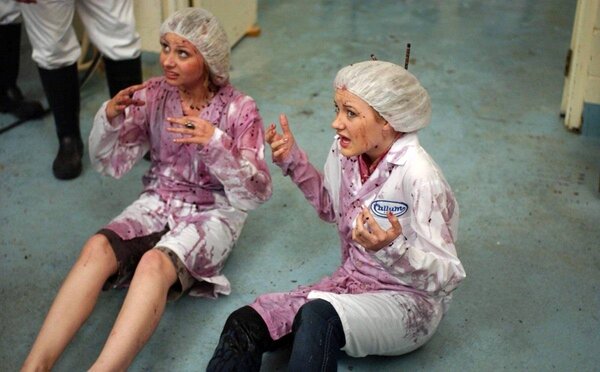 A Tejben-vajban, bajban című filmben a két elkényeztetett testvérnek miért kell elkezdeniük dolgozni apjuk tejüzemében?