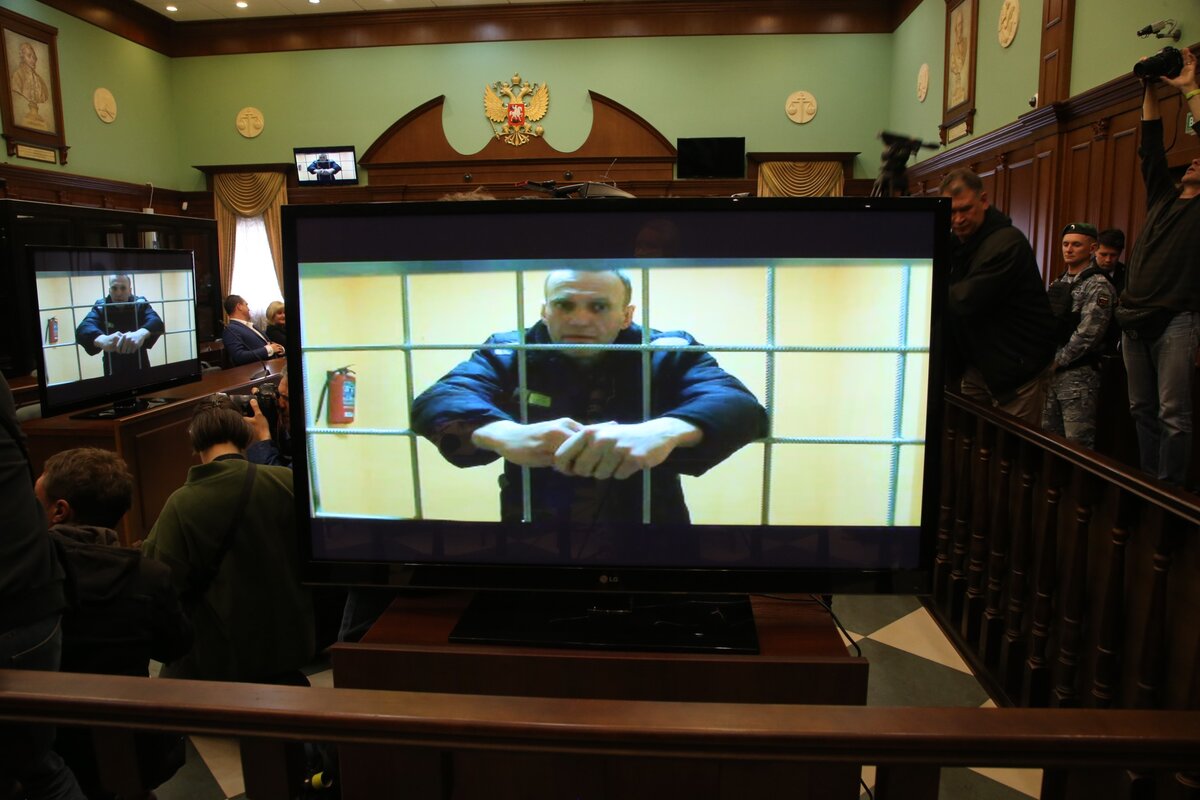 MOSZKVA, OROSZORSZÁG - MÁJUS 24. (RUSZORSZÁG OUT) Alekszej Navalnij orosz ellenzéki politikus, korrupcióellenes harcos és a Korrupcióellenes Alapítvány (FBK) alapítója, Alekszej Navalnij a képernyőn a kilencéves börtönbüntetése elleni fellebbezése során a moszkvai városi bíróságon, 2022. május 24-én, Moszkvában, Oroszországban. A Kreml-kritikus Navalnij fellebbezését kedden elutasította a bíróság. (Fotó: Contributor/Getty Images)