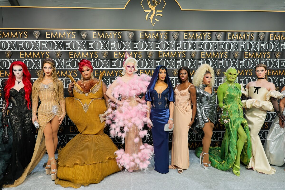 LOS ANGELES, KALIFORNIA - JANUÁR 15.: RuPaul (C) és a "RuPaul's Drag Race" című reality televíziós verseny győztesei pózolnak a sajtószobában a 75. Primetime Emmy-díjátadón a Peacock Színházban 2024. január 15-én Los Angelesben, Kaliforniában. 