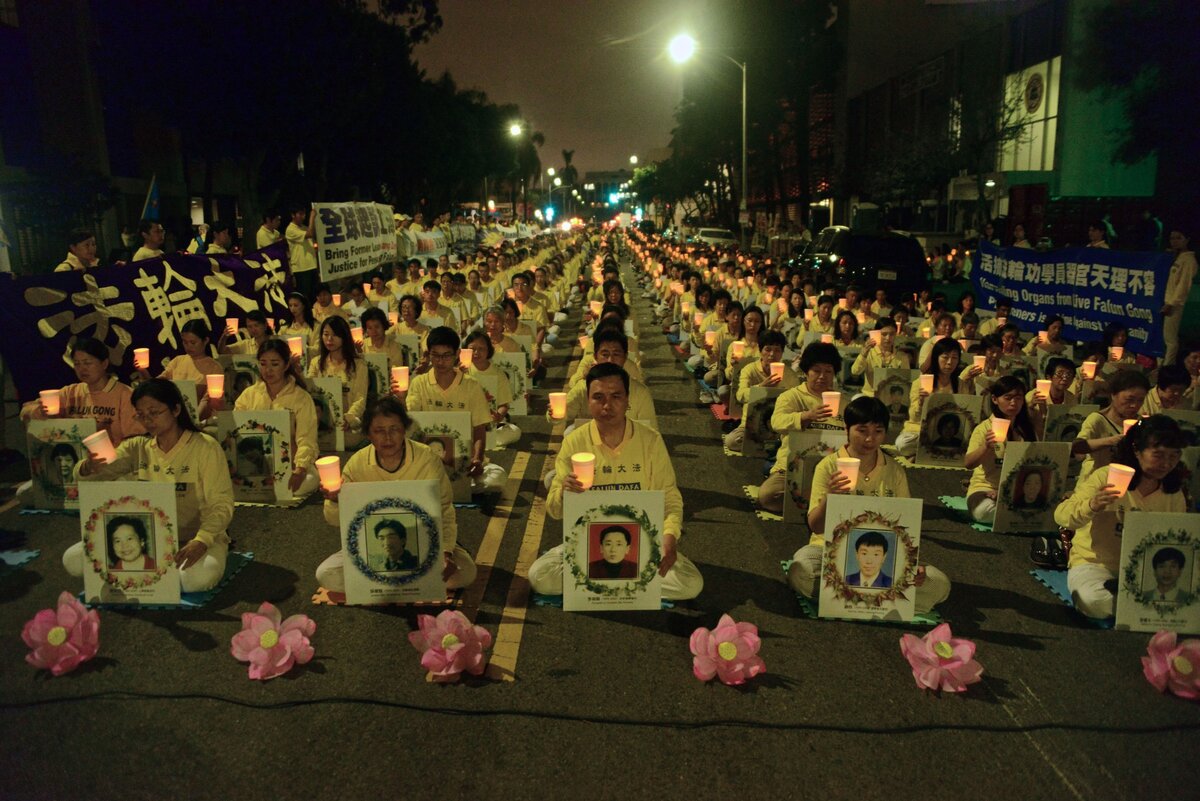 LOS ANGELES, Kalifornia - OKTÓBER 15.: A Fálun Gong, más néven Fálun Dáfá spirituális csoport tagjai részt vesznek egy csendes tüntetésen a kínai konzulátus előtt 2015. október 15-én Los Angelesben, Kaliforniában.