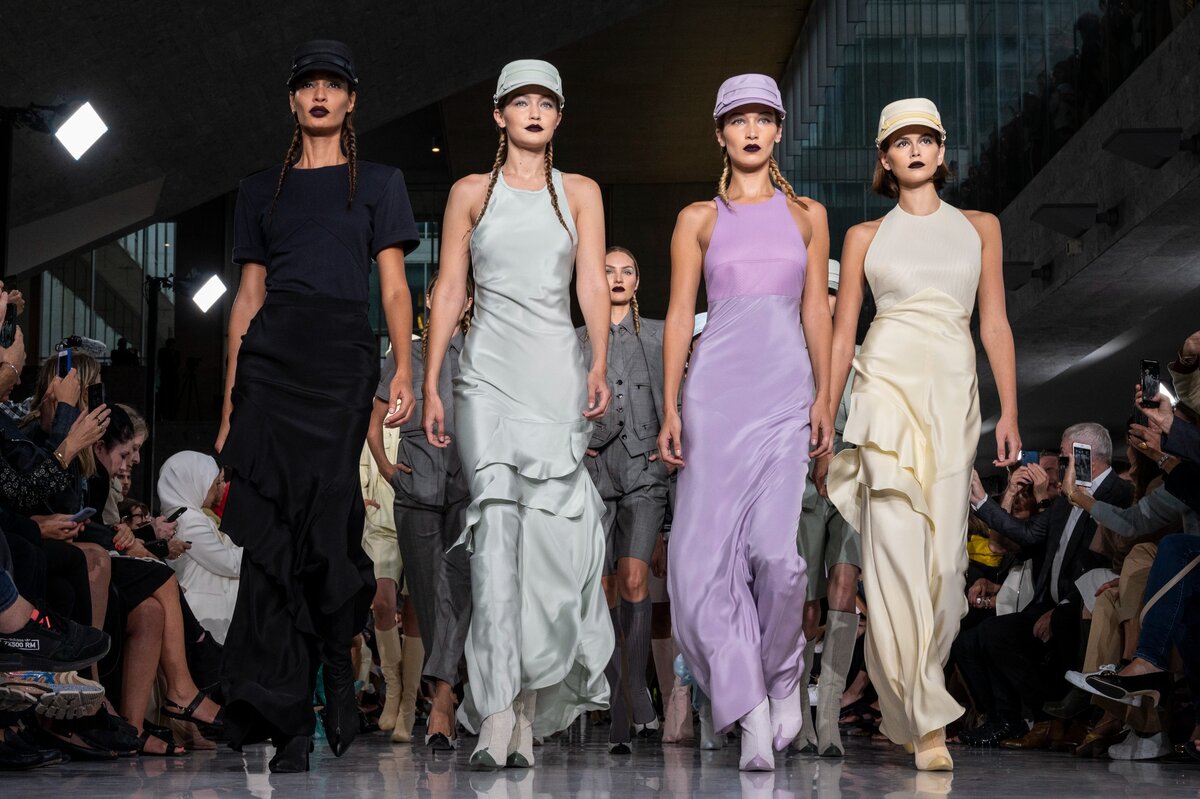 Joan Smalls, Gigi Hadid, Bella Hadid és Kaia Gerber sétál a kifutón a Max Mara bemutatóján a Milánói Divathét 2020-as tavaszi/nyári divatbemutatóján 2019. szeptember 19-én Milánóban, Olaszországban. (Fotó: )