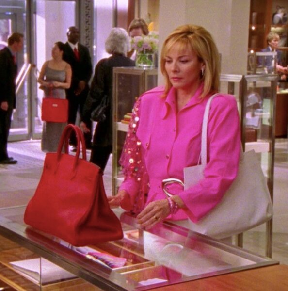 Ikonikus jelenet, ikonikus káromkodás. Kevés ennél viccesebb rész van, segítségül annyit, hogy a táskának, amit Samantha vágyakozó tekintettel néz, fontos szerepe van. 