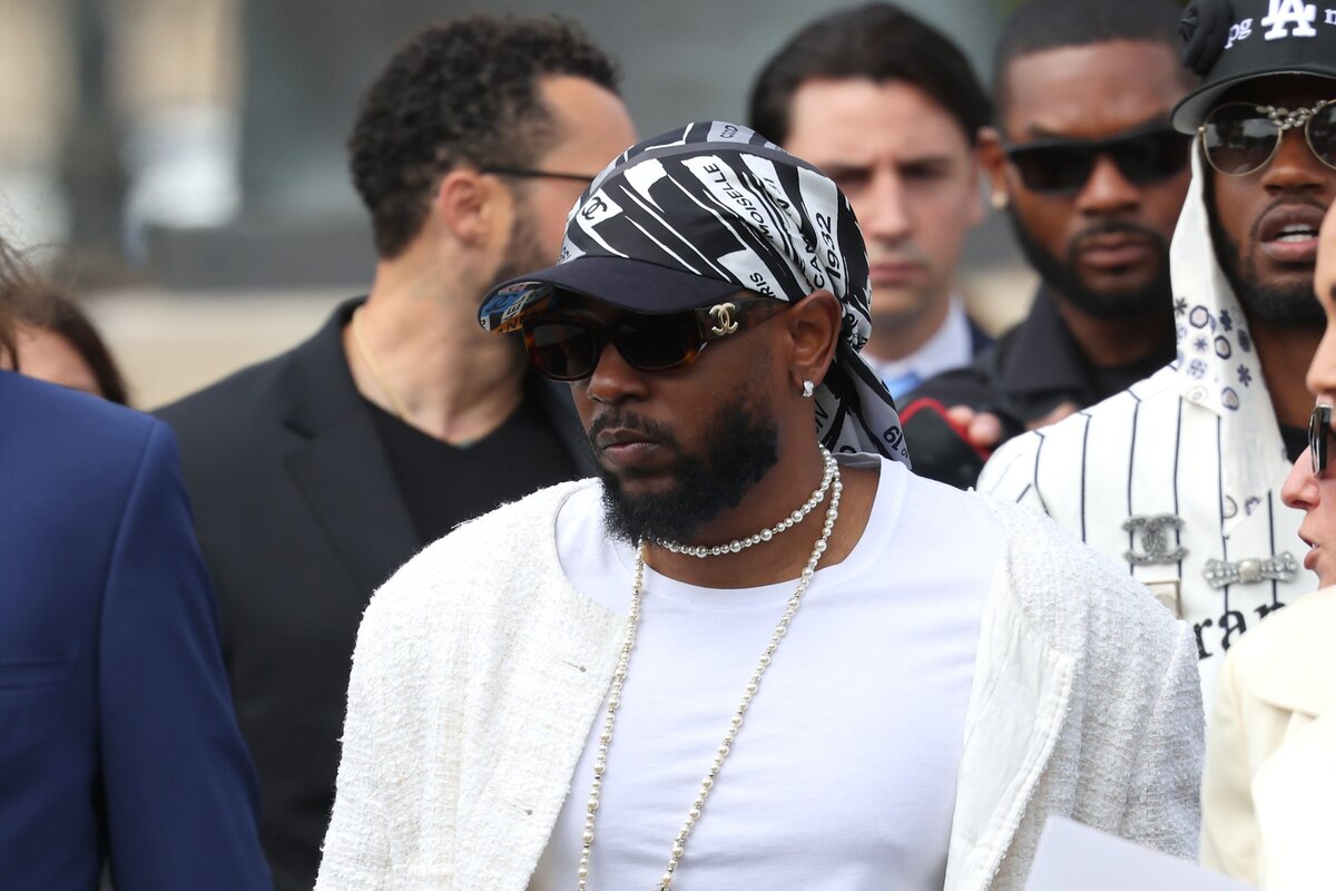 Párizs, Franciaország - Július 04.: Kendrick Lamar részt vesz a Chanel Haute Couture Fall/Winter 2023/2024 bemutatóján a párizsi divathét keretében 2023. július 04-én Párizsban, Franciaországban. (Fotó: Jacopo Raule/Getty Images)