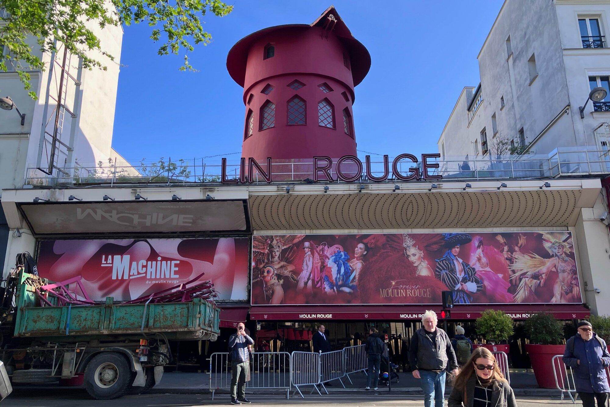 Megrongálódott a Moulin Rouge mulató Párizsban