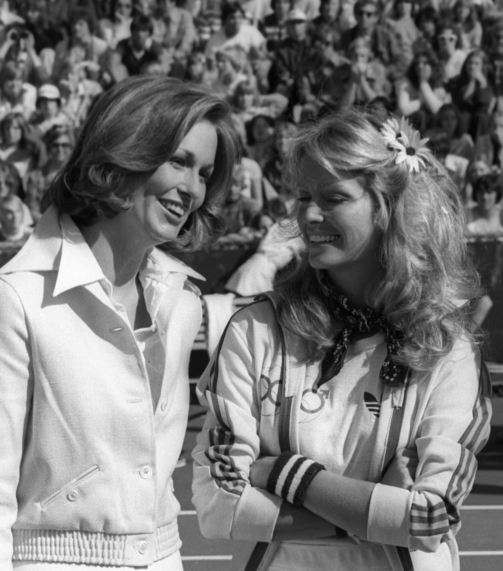 Phyllis George újságíró és Farrah Fawcett színésznő részt vesz a "Celebrity Battle of the Sexes Tennis Tournament" című műsor felvételén 1977. április 3-án.