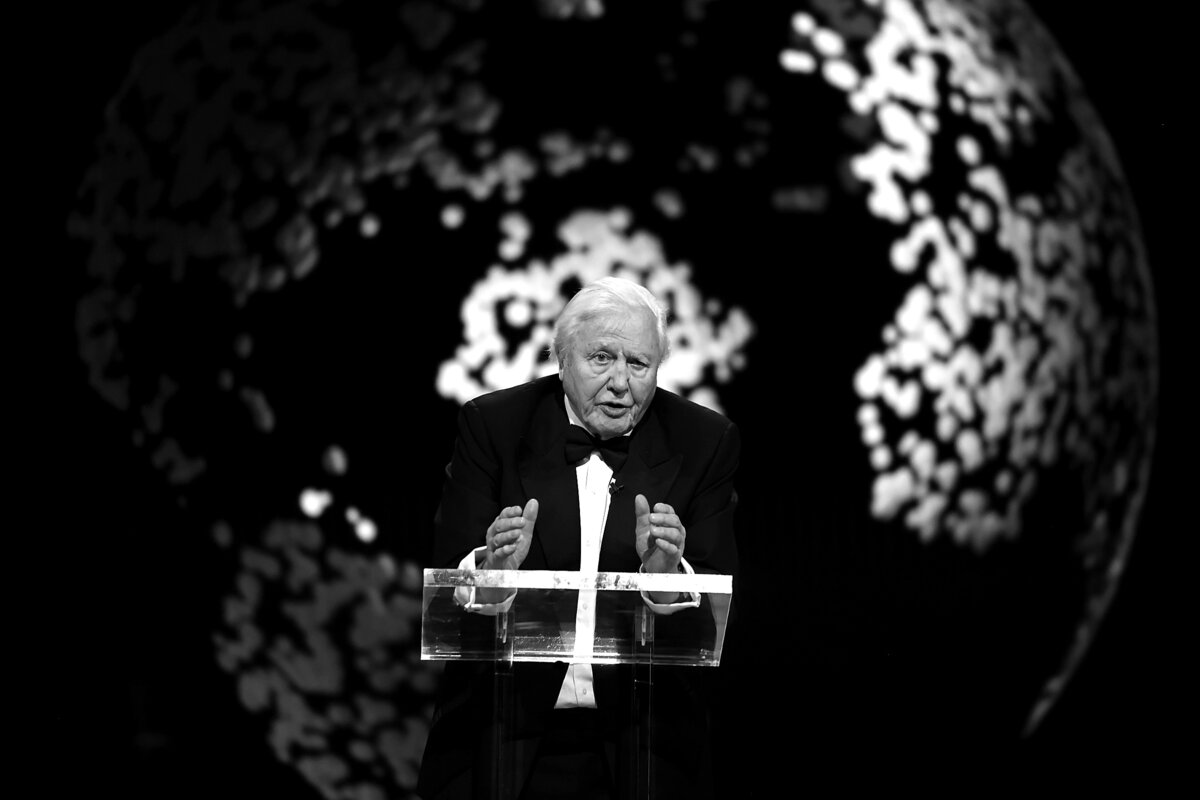 A 2021. október 21-én megjelent exkluzív képen David Attenborough beszél a színpadon a 2021-es Earthshot-díj átadásán az Alexandra Palace-ban 2021. október 17-én Londonban, Angliában. 