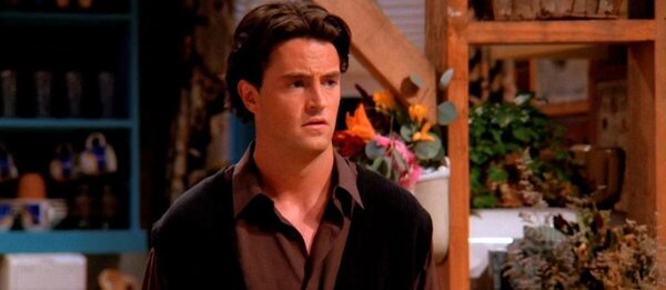 Chandler karakterét szarkasztikus humor jellemzi, és a sorozatból az is kiderült, miért használja ezt az eszközt olyan gyakran. 