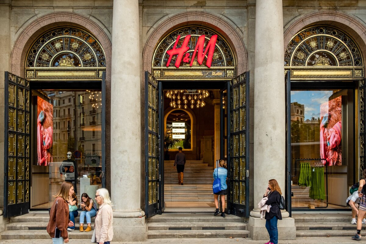 BARCELONA, SPANYOLORSZÁG - 2022/09/30: A H&M gyorsáru márka logója látható az üzlet bejáratának tetején. (Fotó: Davide Bonaldo/SOPA Images/LightRocket via Getty Images)
