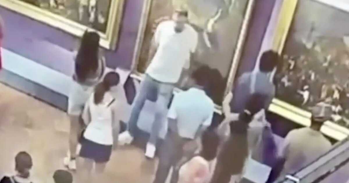 300 éves festménybe esett bele egy fotózkodó férfi az Uffiziban