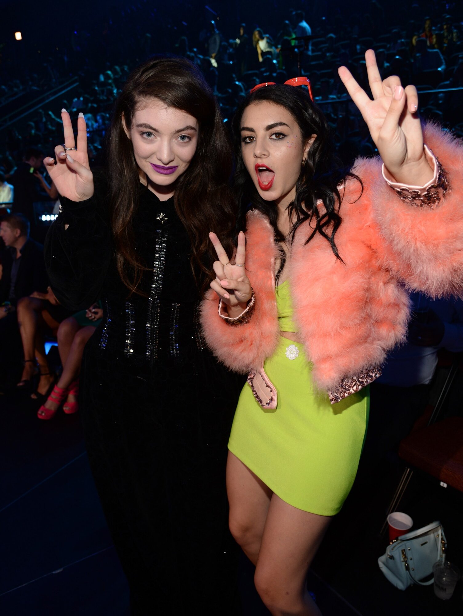 INGLEWOOD, Kalifornia - augusztus 24.: Lorde és Charli XCX részt vesznek a 2014-es MTV Video Music Awards díjátadón a kaliforniai Inglewoodban, a The Forumban 2014. augusztus 24-én. (Fotó: Kevin Mazur/MTV1415/WireImage)