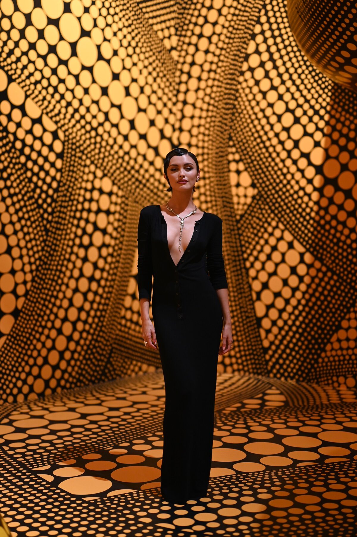 Sarah Ellen fellép a 2024-es NGV gálán a 2024-es Yayoi Kusama kiállítás megnyitóján a Victoria Nemzeti Galériában 2024. december 14-én Melbourne-ben, Ausztráliában. (Fotó: Asanka Ratnayake/Getty Images for NGV)