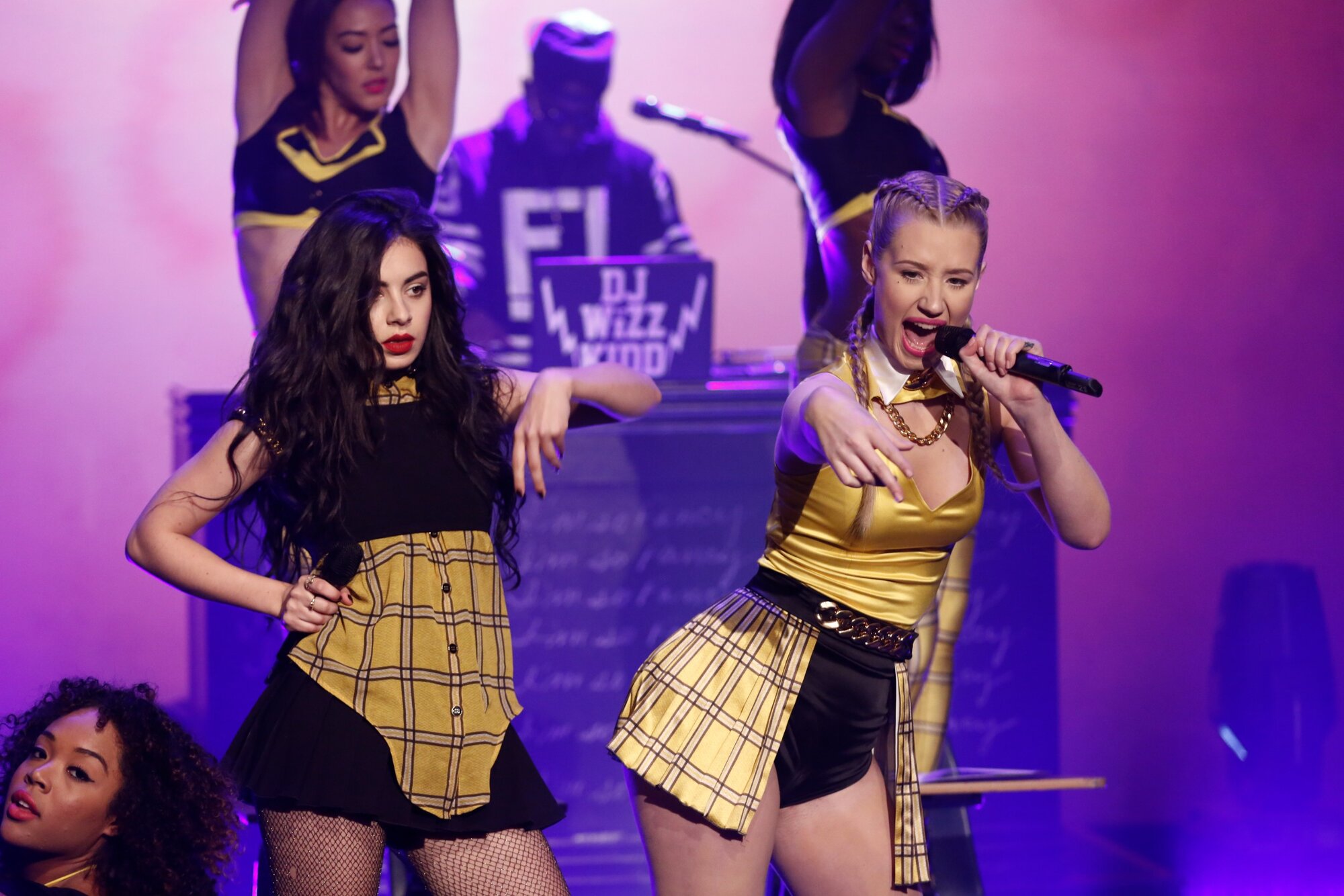 Charli XCX fellép Iggy Azaleával 2014. március 17-én -- (Fotó: SETH MEYERS) (Photo by: Peter Kramer/NBCU Photo Bank/NBCUniversal via Getty Images via Getty Images)