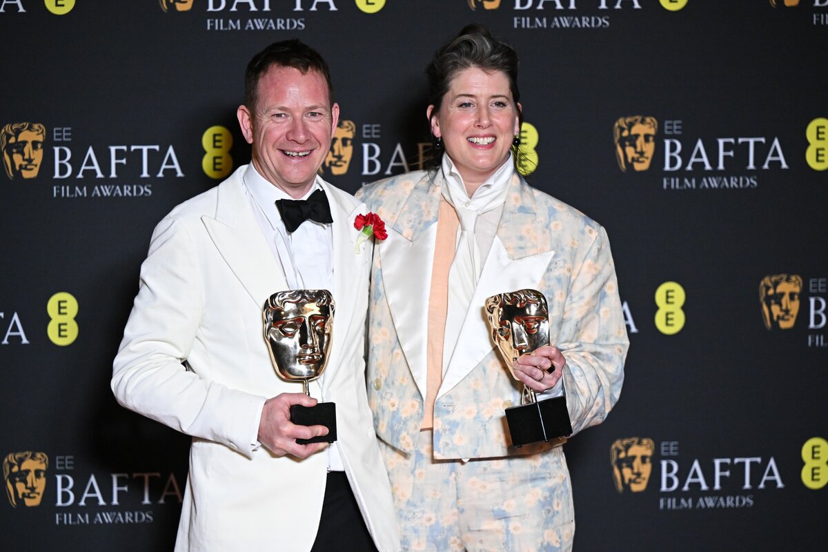 James Price és Shona Heath a legjobb díszletnek járó BAFTA-szobrokkal, amelyet a magyar Mihalek Zsuzsával hárman nyertek meg a Szegény párák berendezéséért