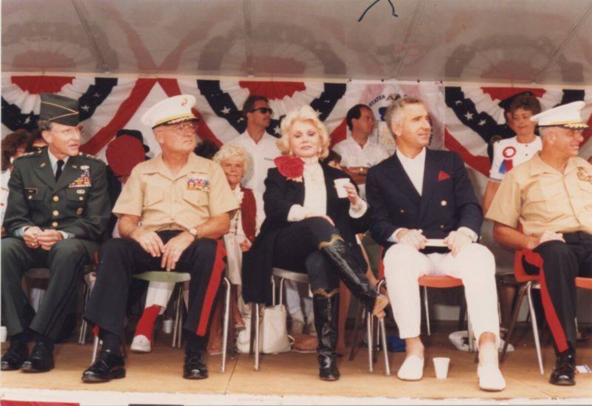 Egy katonai parádén a megmagasabb katonai vezetőkkel ült együtt Zsazsa és férje, Fredric. Exkluzív kép a családi archívumból, Gábor Márton engedélyével.