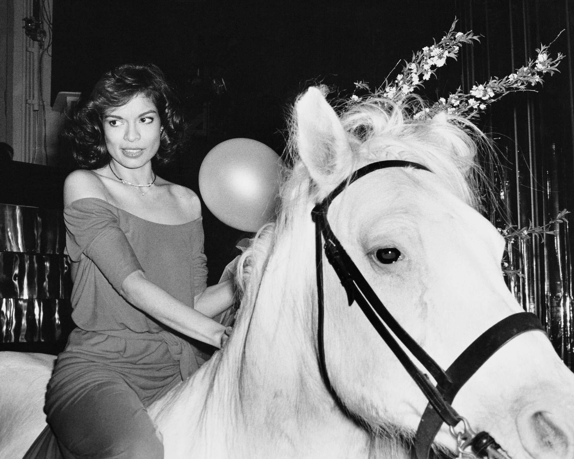 Bianca Jagger születésnapi buliján belovagol a Studio 54-be.