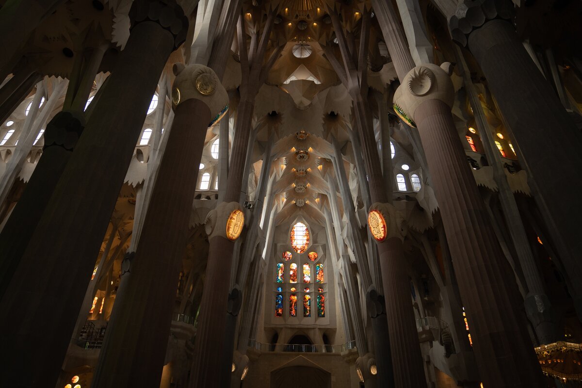 A Sagrada Familia katedrális belseje 2022. szeptember 22-én. A sajtótájékoztatón bejelentették, hogy a Sagrada Familia december végére tervezi befejezni a Márk és Lukács evangélista tornyait, amelyeket az Oroszlán, illetve az Ökör szobrai koronáznak, és az építkezés a hat központi torony felállításával folytatódik. Márk és Lukács tornyainak befejezése után a következő cél a Máté és János evangélista tornyainak befejezése lesz 2023-ban, míg a Jézus tornyának (a templom legmagasabb tornyának) építése várhatóan 2026-ban fejeződik be. Ami a világjárvány utáni bevételi mérleget illeti, a templom arra számít, hogy az évet 3,4 millió látogatóval és 87 millió eurós bevétellel zárja. 
