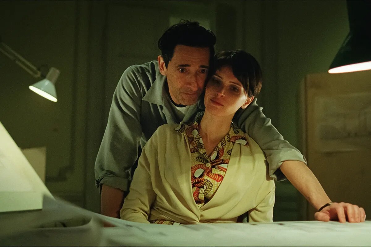 Adrien Brody és Felicity Jones a "Brutalist" című filmben