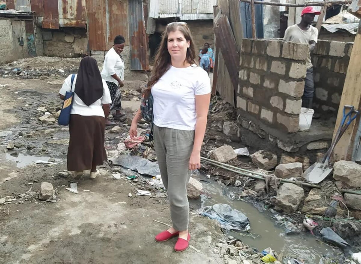 Kenyában két nyomornegyedben kezdi meg a Szívemben született Afrika munkáját.