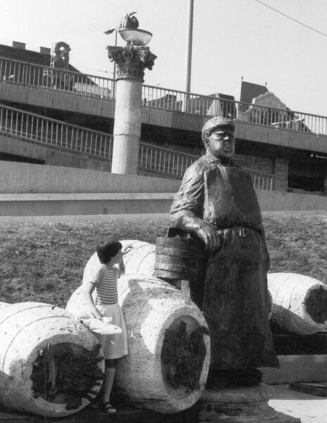 A Boráros téri Borárus-szoborkompozícióban hány boros hordó található?