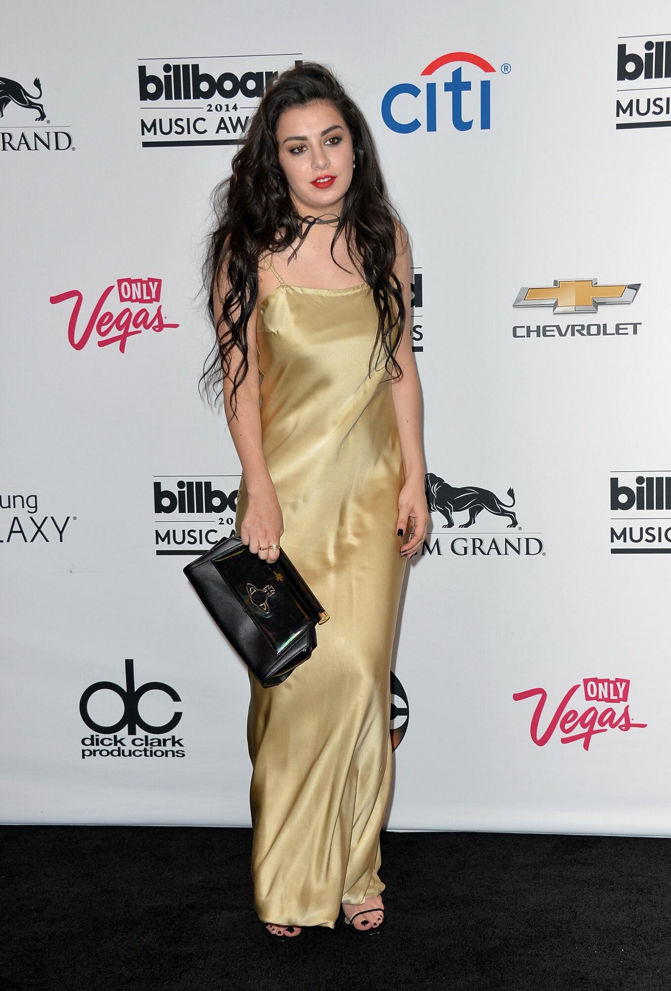 LAS VEGAS, NV - Május 18.: Charli XCX énekesnő pózol a sajtószobában a 2014-es Billboard Music Awards díjátadón az MGM Grand Garden Arénában 2014. május 18-án Las Vegasban, Nevadában. (Fotó: Frazer Harrison/Getty Images)