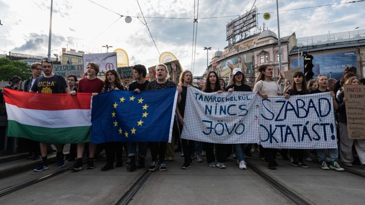 Diákok tüntetnek a tanáraikért és a szabad oktatásért Budapesten.