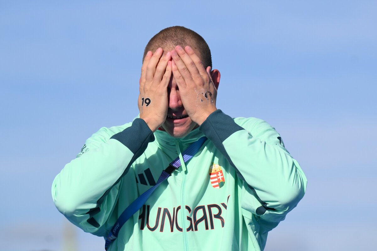 Párizs, 2024. augusztus 9. Az aranyérmes Rasovszky Kristóf a férfi 10 kilométeres nyíltvízi úszás versenye után a 2024-es párizsi nyári olimpián a Szajna III. Sándor hídjánál 2024. augusztus 9-én. MTI/Czeglédi Zsolt