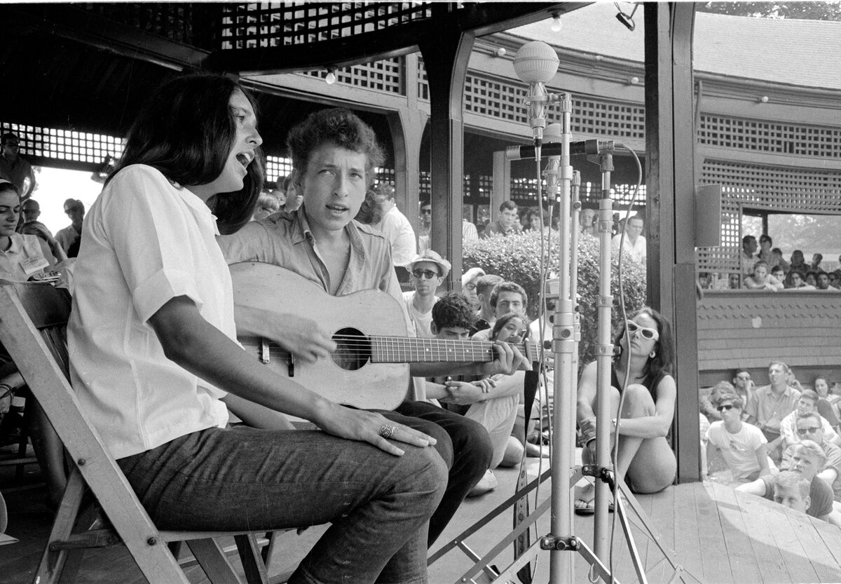 Az 1963-as fellépéséért még ünnepelték Bob Dylant, aki többek között Joan Baezzel is előadott egy dalt, akit a "folk királynőjeként" emlegettek, később pedig Dylan kedvese is volt