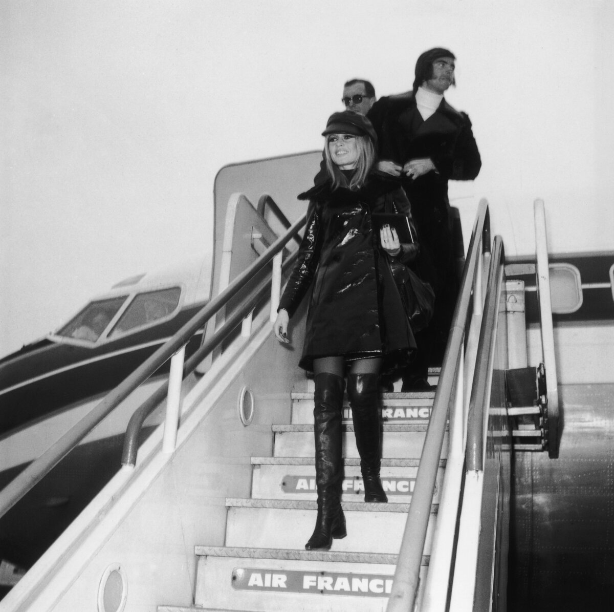 Brigitte Bardot francia színésznő megérkezik a londoni repülőtérre (ma Heathrow) barátja, Patrick Gilles kíséretében, 1968. december 11. Párizsból érkezett, hogy részt vegyen legújabb filmje, az Edward Dmytryk által rendezett "Shalako" premierjén. (Fotó: Central Press/Hulton Archive/Getty Images)