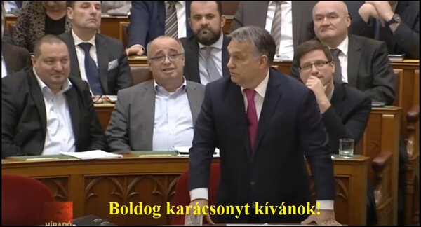 Evezzünk a bulvár vizeire! Orbán Viktor egyik TikTok-videójában elárulta, milyen előadó szól náluk az ünnepek alatt az „angolszász limonádék“ mellett. Na, kire lapátolja be az ünnepi fogásokat az Orbán család?,