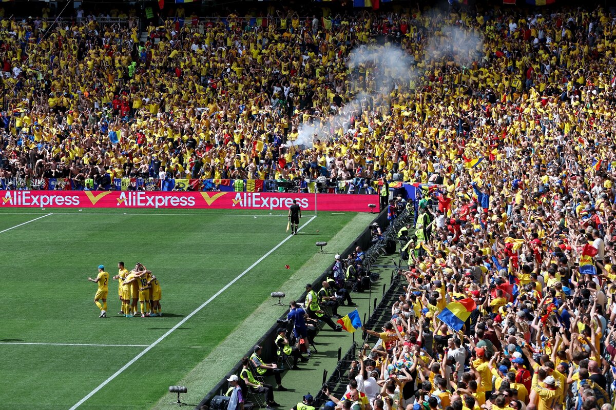 A román válogatott és szurkolók ünneplik Nicolae Stanciu gólját Ukrajna ellen
