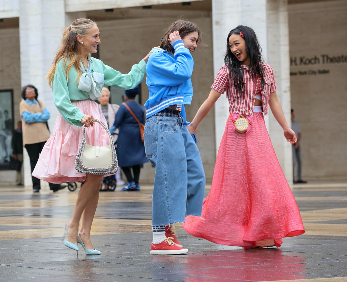 Sarah Jessica Parker, Alexa Swinton és Cathy Ang az "And Just Like That" című sorozat forgatásán a Lincoln Center Plazán 2024. május 10-én New Yorkban. 
