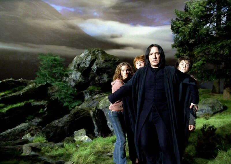 Kivel szemben védte Piton a saját testével Hermionét, Ront és Harry-t Az azkabani fogoly emlékezetes jelenetében?
