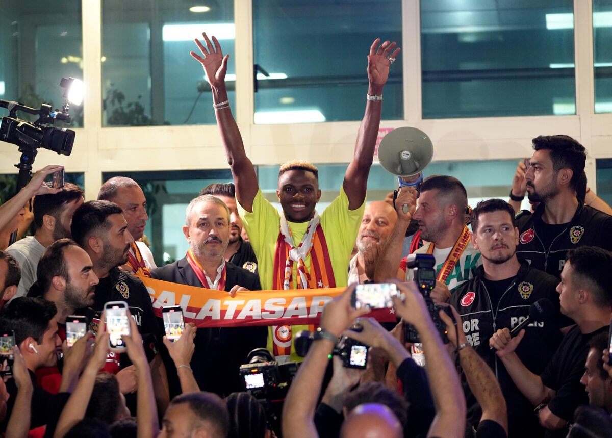 Victor Osimhen szeptember 3-án hajnalban érkezett meg Isztambulba, a Galatasaray szurkolói mégis tömegével várták a reptéren