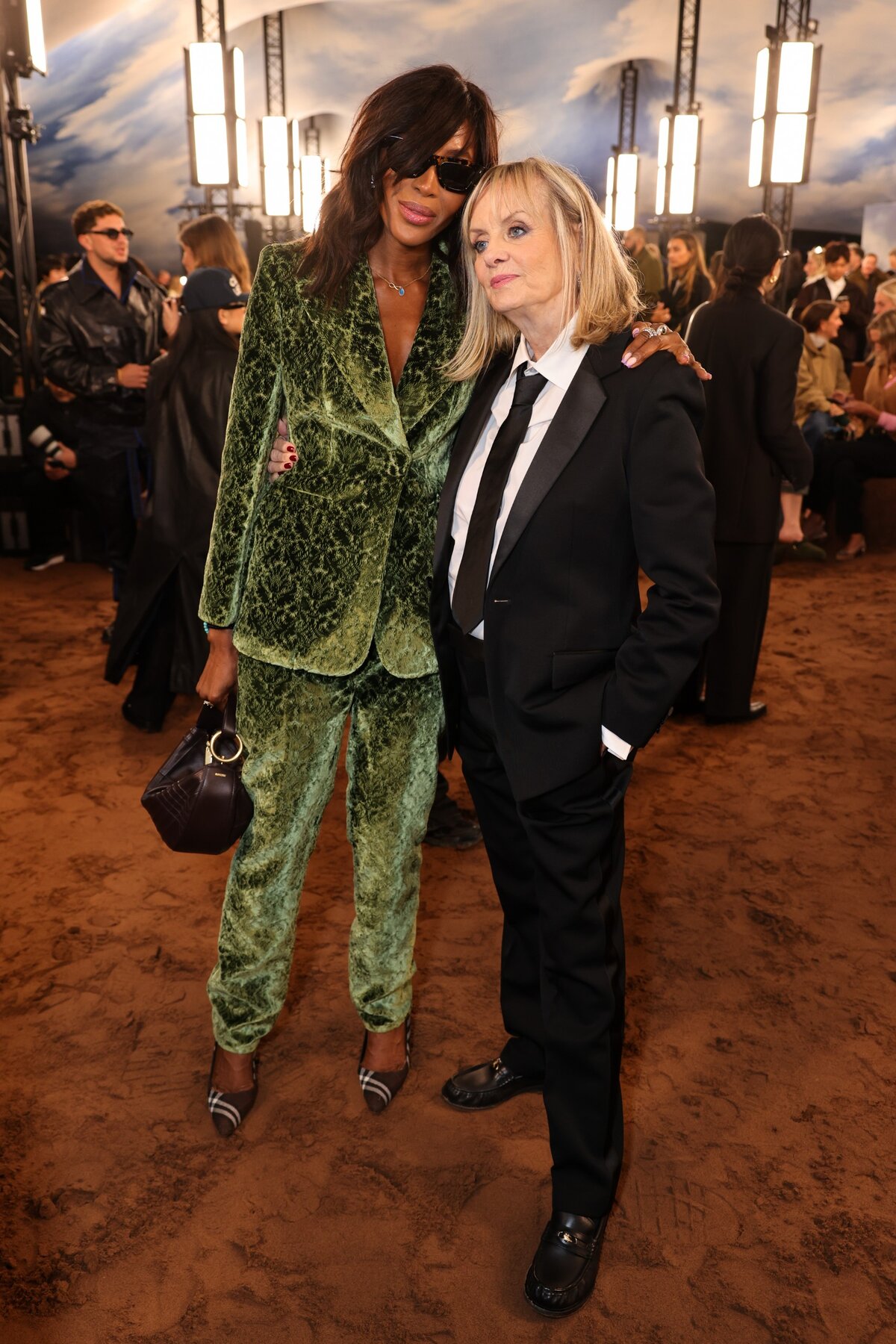 Naomi Campbell és Twiggy, más néven Dame Lesley Lawson részt vesznek a Burberry 2026-os nyári bemutatóján a londoni divathéten, 2025. szeptember 22-én, Londonban, Angliában. (Fotó: )