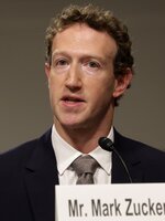 40 éves lett Mark Zuckerberg: elhoztuk a legjobb összeesküvés-elméleteket a Facebook atyjáról