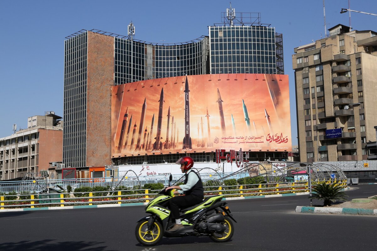 TEHERÁN, IRÁN - ÁPRILIS 19.: Egy férfi motorral halad Teherán utcáin, miközben az emberek folytatják mindennapi életüket az iráni Iszfahán és Tabriz városokban hallott robbanások után Teheránban, Iránban 2024. április 19-én. A hangokat a légvédelmi rendszer aktiválódása és 3 mini pilóta nélküli repülőgép (UAV) megsemmisülése miatt hallották - jelentette az iráni média. (Fatemeh Bahrami/Anadolu via Getty Images fotója)
