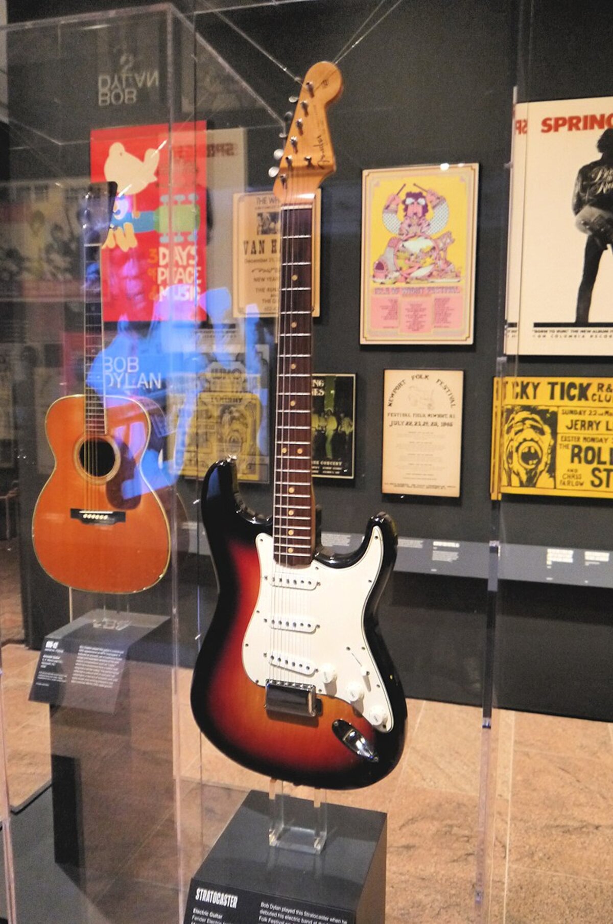 Dylan Newportban használt Fender Stratocasterét 2013-ban közel egymillió dollárért vette meg Jim Irsay, az Indianapolis Colts NFL-csapat tulajdonosa. Akkor ez volt a valaha legdrágábban elkelt gitár, amit 2015-ben, az incidens 50. évfordulójára visszavittek Newportra, ahol Jason Isbell játszott rajta.