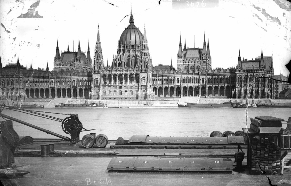 Uszályok a budapesti Bem rakpart mellett, a Duna túlpartján a Parlament, 1903.