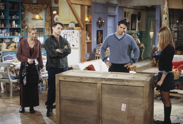 Az egyik részben Joey arra kényszeríti Chandlert, hogy zárja be magát egy ládába. Mi volt az oka? 
