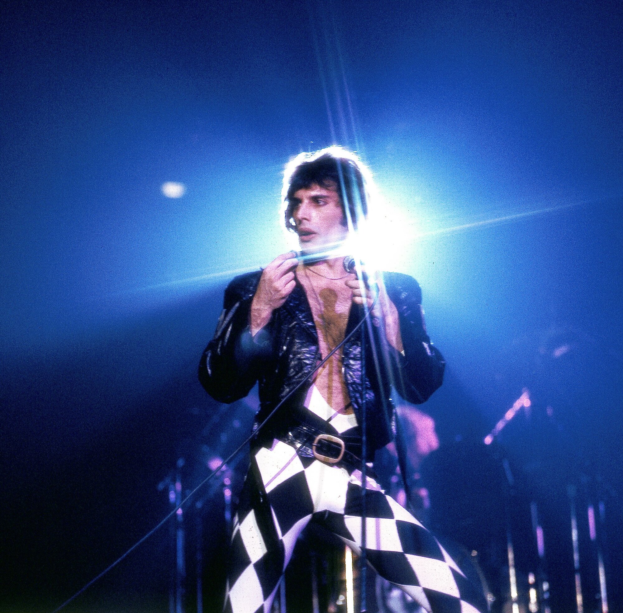  Freddie Mercury a színpadon.