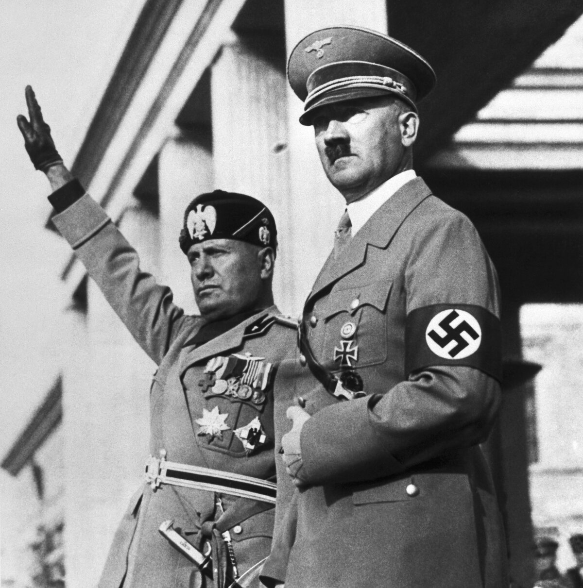 Benito Mussolini és Adolf Hitler az olasz diktátor németországi látogatására rendezett náci felvonulást nézi.