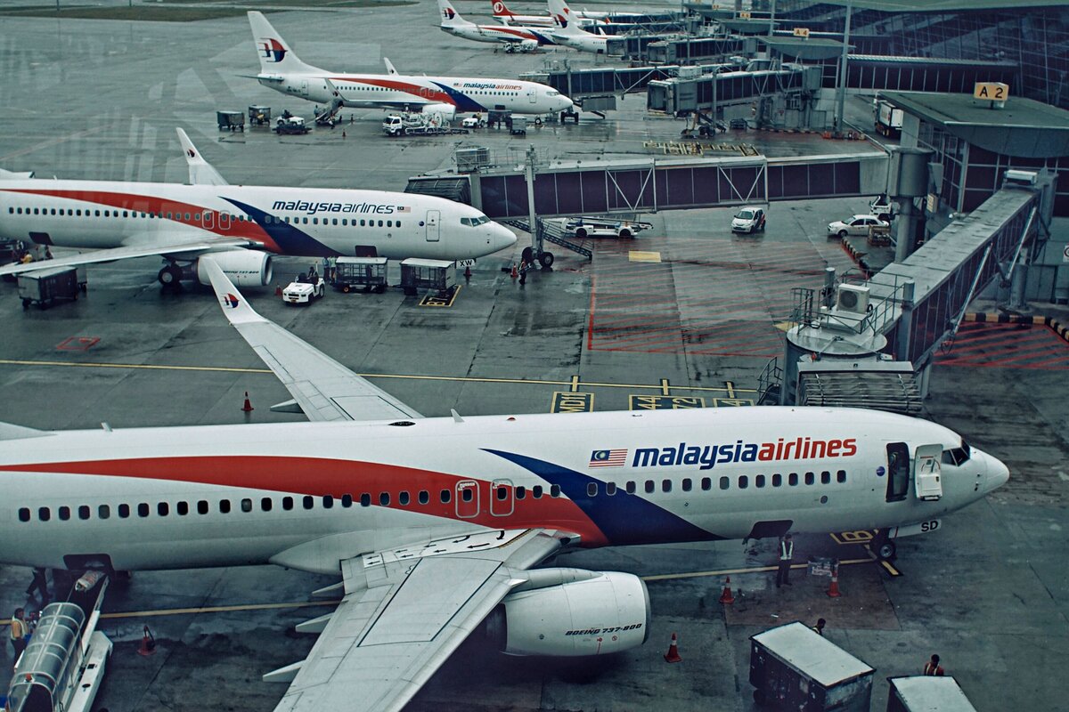 A Malaysian Airlines repülőgépei a Kuala Lumpur nemzetközi repülőtér forgalmas termináljánál a malajziai Sepangban 2017. január 23-án. Az eltűnt MH370-es járat fedélzetén tartózkodó áldozatok családtagjai vasárnap közölték, hogy egy petíciót és személyes leveleket terveznek átadni Liow Tiong Lai malajziai közlekedési miniszternek ausztráliai látogatása során, sürgetve őt az eltűnt gép keresésének folytatására, miután a hatóságok nemrég bejelentették, hogy a nemzetközi keresést felfüggesztették. A Malaysian Airlines hírnevére továbbra is rányomja bélyegét a 2014 márciusában eltűnt járat, amely Kuala Lumpurból Pekingbe tartott 239 utassal a fedélzeten, akik közül 154 kínai volt. 